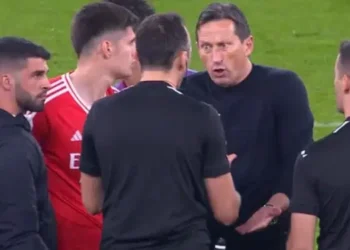 As fortes palavras de Schmidt ao árbitro no derbi