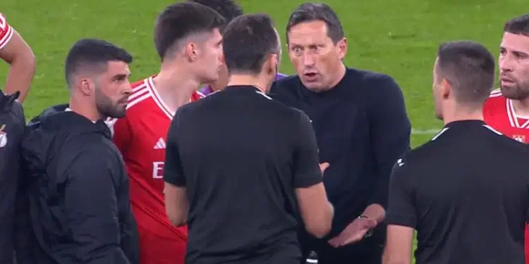 As fortes palavras de Schmidt ao árbitro no derbi