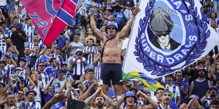 Última hora: Super Dragões manifestam o desejo da André villas-Boa da Costa e sua família do FC Porto