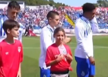 (VÍDEO) Criança entrou em campo com a camisola do Santa Clara, mas fez isto…