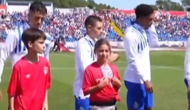 (VÍDEO) Criança entrou em campo com a camisola do Santa Clara, mas fez isto…