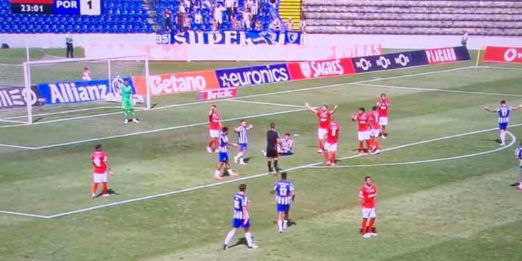 (VÍDEO) O lance que deu grande penalidade para o FC Porto contra o Santa Clara