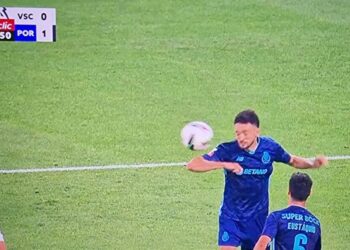 (VÍDEO) João Mário falha cabeceamento, a bola vai à mão, mas Fábio Veríssimo manda seguir