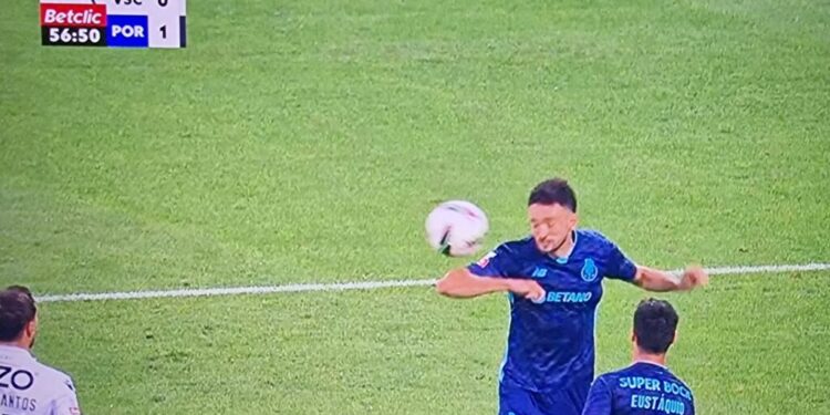 (VÍDEO) João Mário falha cabeceamento, a bola vai à mão, mas Fábio Veríssimo manda seguir