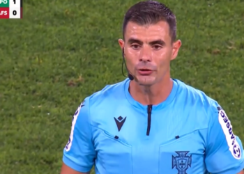 Fez uma arbitragem polémica no jogo do Sporting e foi parar “à jarra”