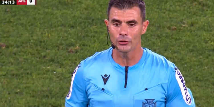 Fez uma arbitragem polémica no jogo do Sporting e foi parar “à jarra”