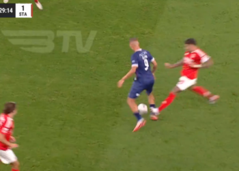 (VÍDEO) Santa Clara queixa-se de uma falta de Otamendi no início da jogada do golo do Benfica