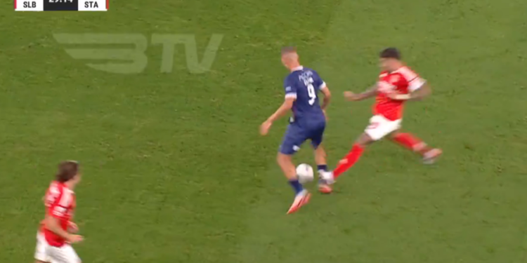 (VÍDEO) Santa Clara queixa-se de uma falta de Otamendi no início da jogada do golo do Benfica