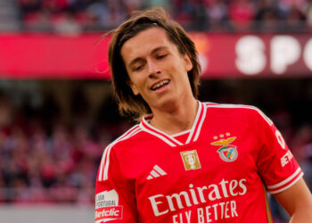 Álvaro Carreras a caminho do Liverpool