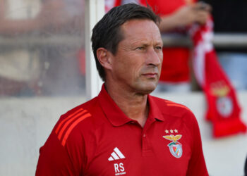 Roger Schmidt à espera de um mau resultado para assumir clube da Liga Inglesa